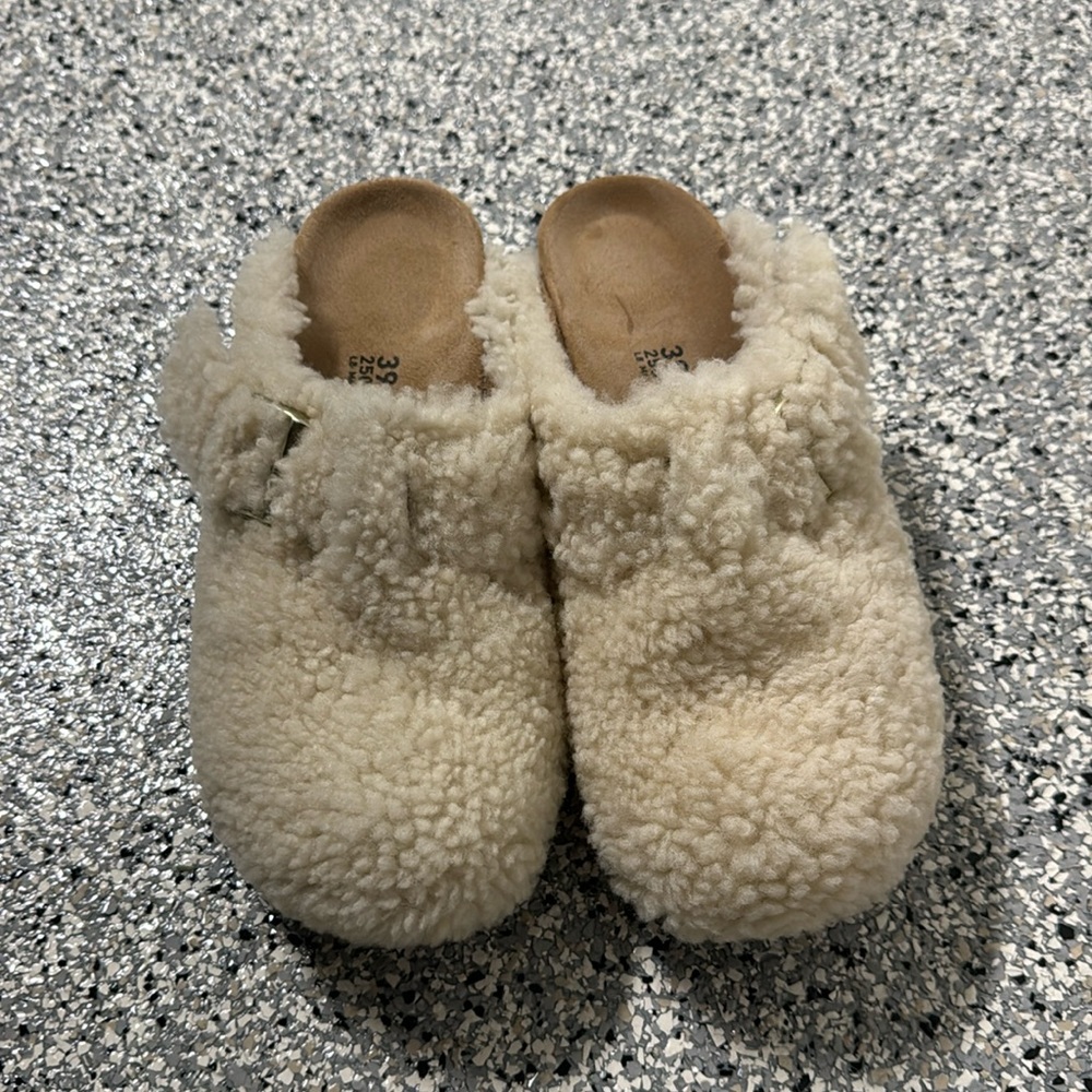 NWOT Birkenstock fuzzy papillon wedges